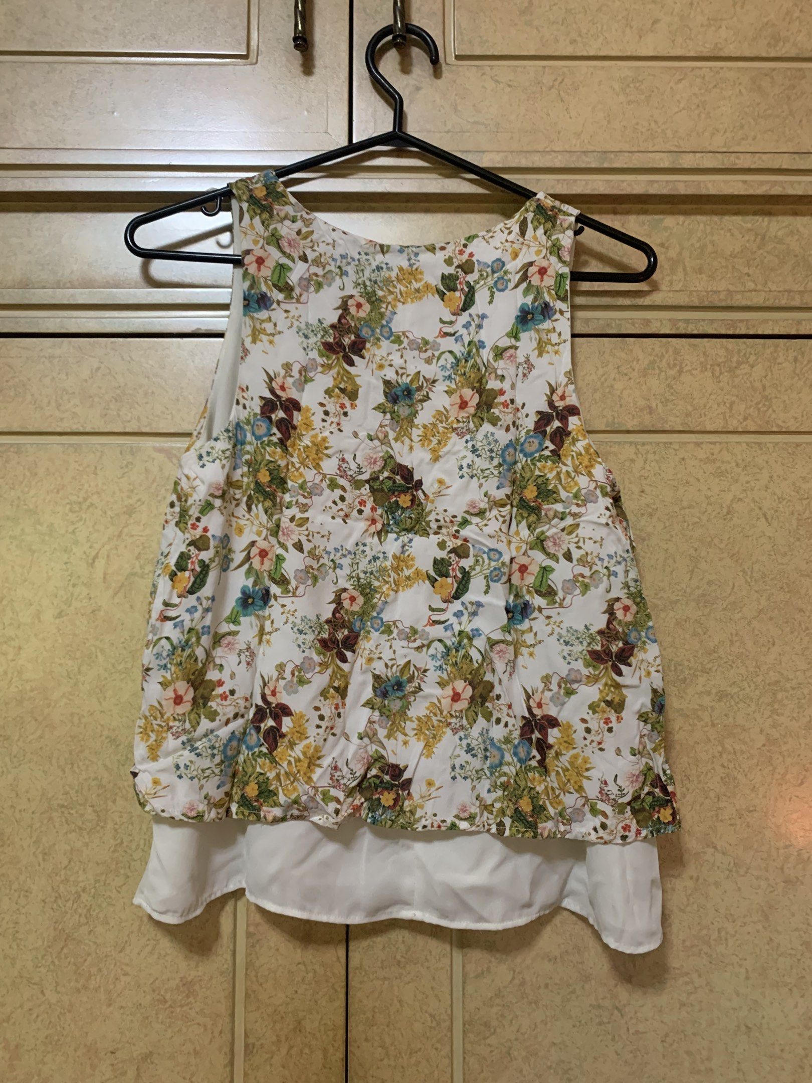 Stradivarius Floral Sleeveless Top (Category: Sleeveless) located in Navotas City. Submitted by sedici (Listing ID 1421375923, Image 3). Description: - Stradivarius sleeveless top - Floral print - Layered design with white inner layer - Round neckline - Split back detail - Size: EUR S, USA S, MEX 26 - Perfect for a casual look RFS: Decluttering Reminders 🤍 Pls manage your expectations as these are secondhand items. SF c/o buyer NO COD NO RETURN 