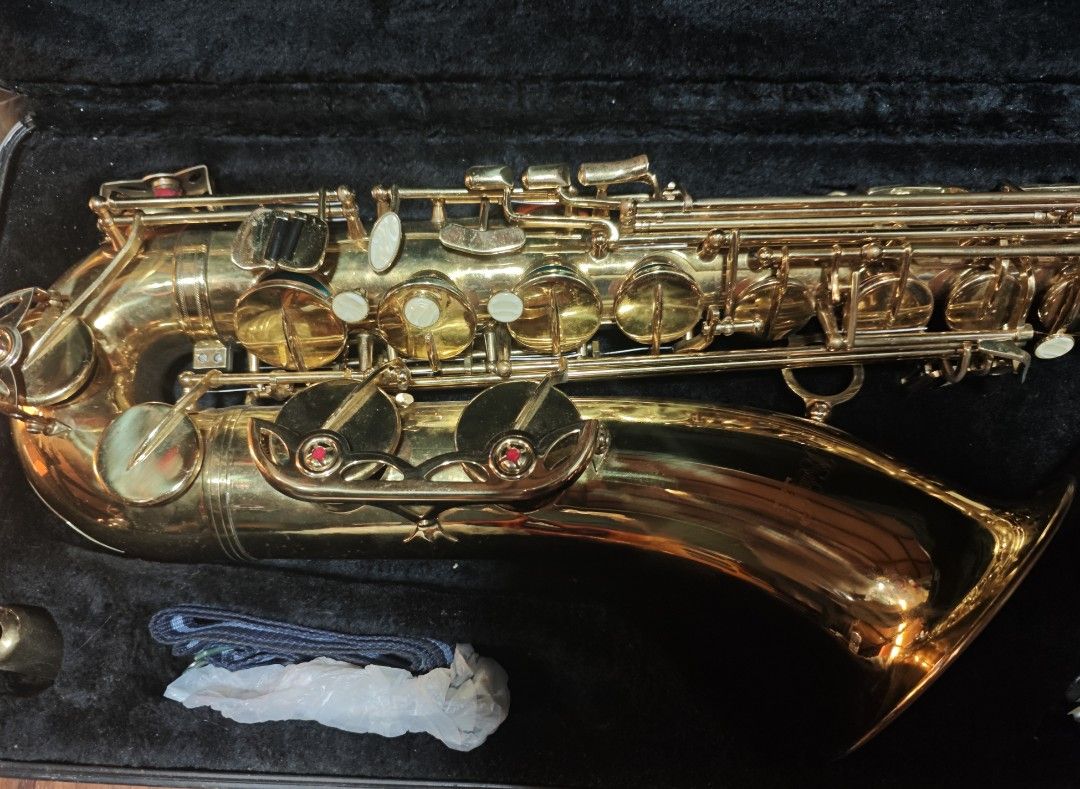 Tenor Saxophone (Category: Musical Instruments) located in Santa Rosa. Submitted by nedfi1983 (Listing ID 1421298295, Image 3). Description: Tenor saxophone. Barely used. gift from 2016. issue: No handle on case / case cracked on 1 corner RFS: no time to learn.