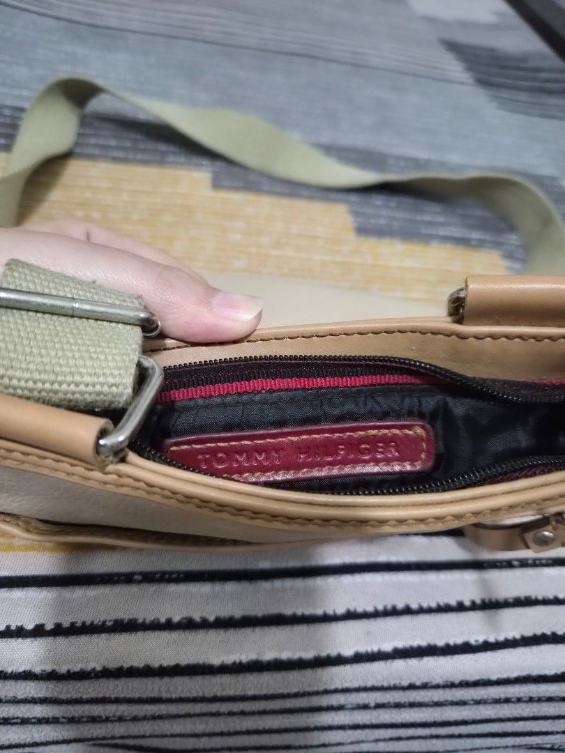 Tommy Hilfiger Crossbody Bag (Category: Cross-body Bags) located in Cainta. Submitted by nahgr (Listing ID 1421398609, Image 2). Description: - Tommy Hilfiger crossbody bag.