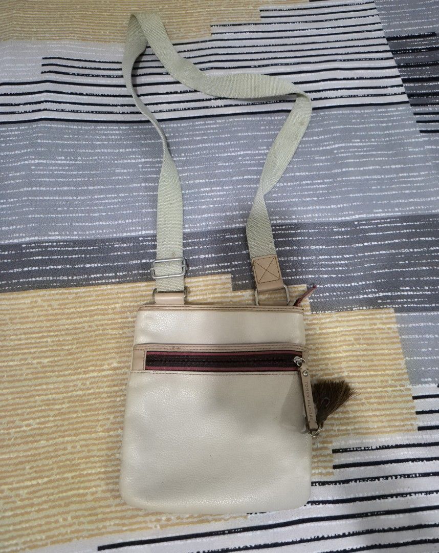 Tommy Hilfiger Crossbody Bag (Category: Cross-body Bags) located in Cainta. Submitted by nahgr (Listing ID 1421398609, Image 1). Description: - Tommy Hilfiger crossbody bag.