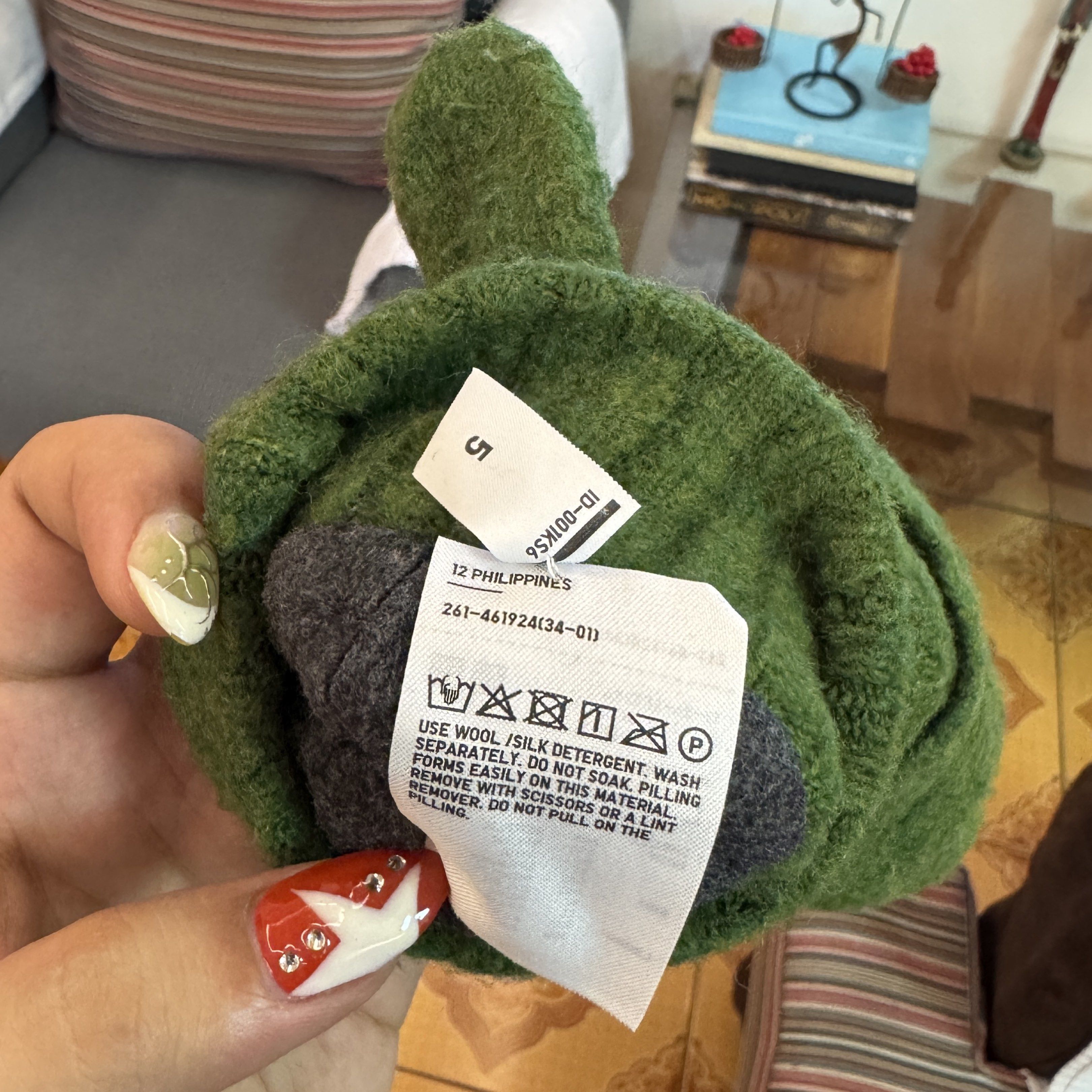 Uniqlo Green Wool Mittens (Category: Coats, Jackets and Outerwear) located in Muntinlupa City. Submitted by readthedetails (Listing ID 1421390311, Image 3). Description: - Green wool mittens - Ribbed cuff design - Separate thumb section.
