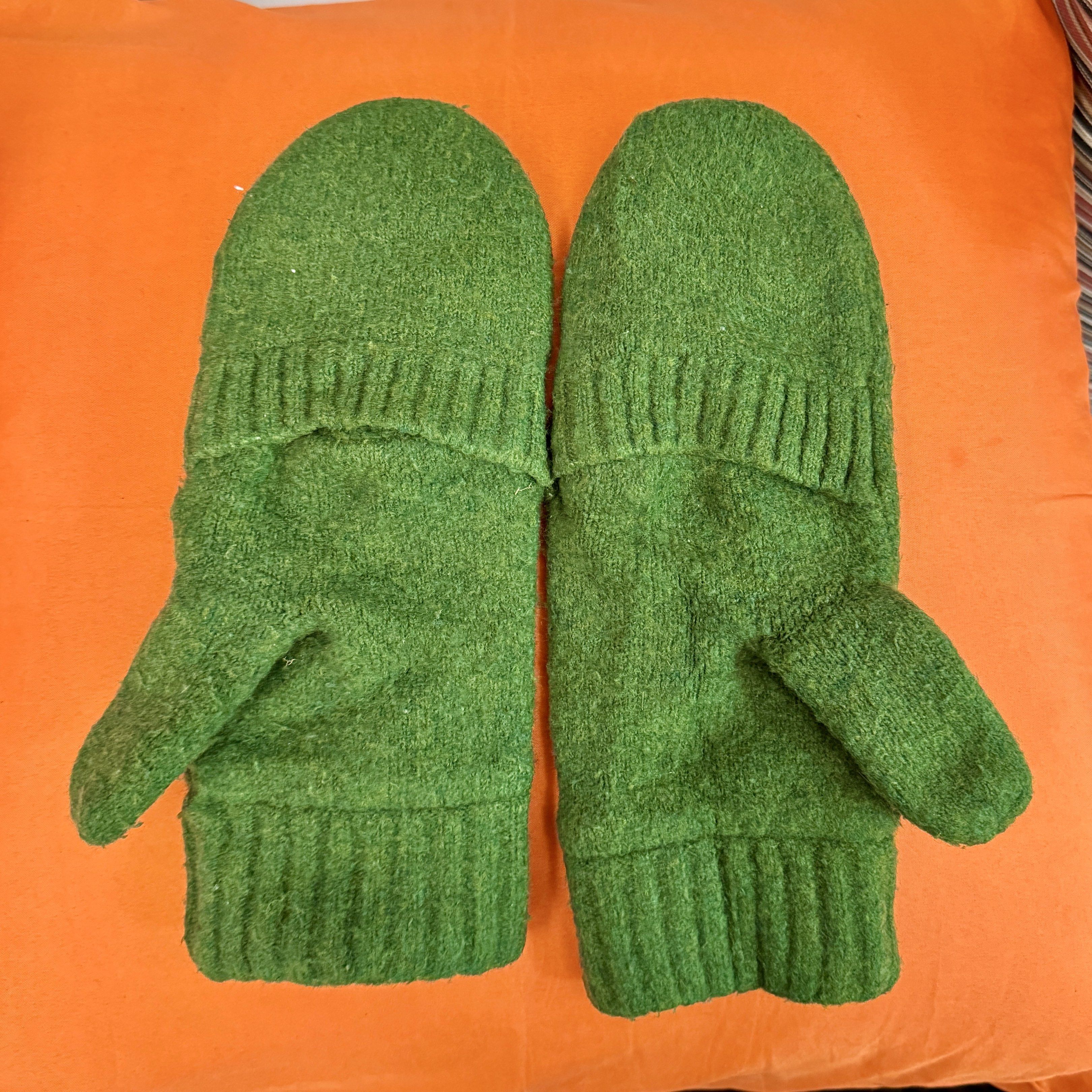 Uniqlo Green Wool Mittens (Category: Coats, Jackets and Outerwear) located in Muntinlupa City. Submitted by readthedetails (Listing ID 1421390311, Image 2). Description: - Green wool mittens - Ribbed cuff design - Separate thumb section.