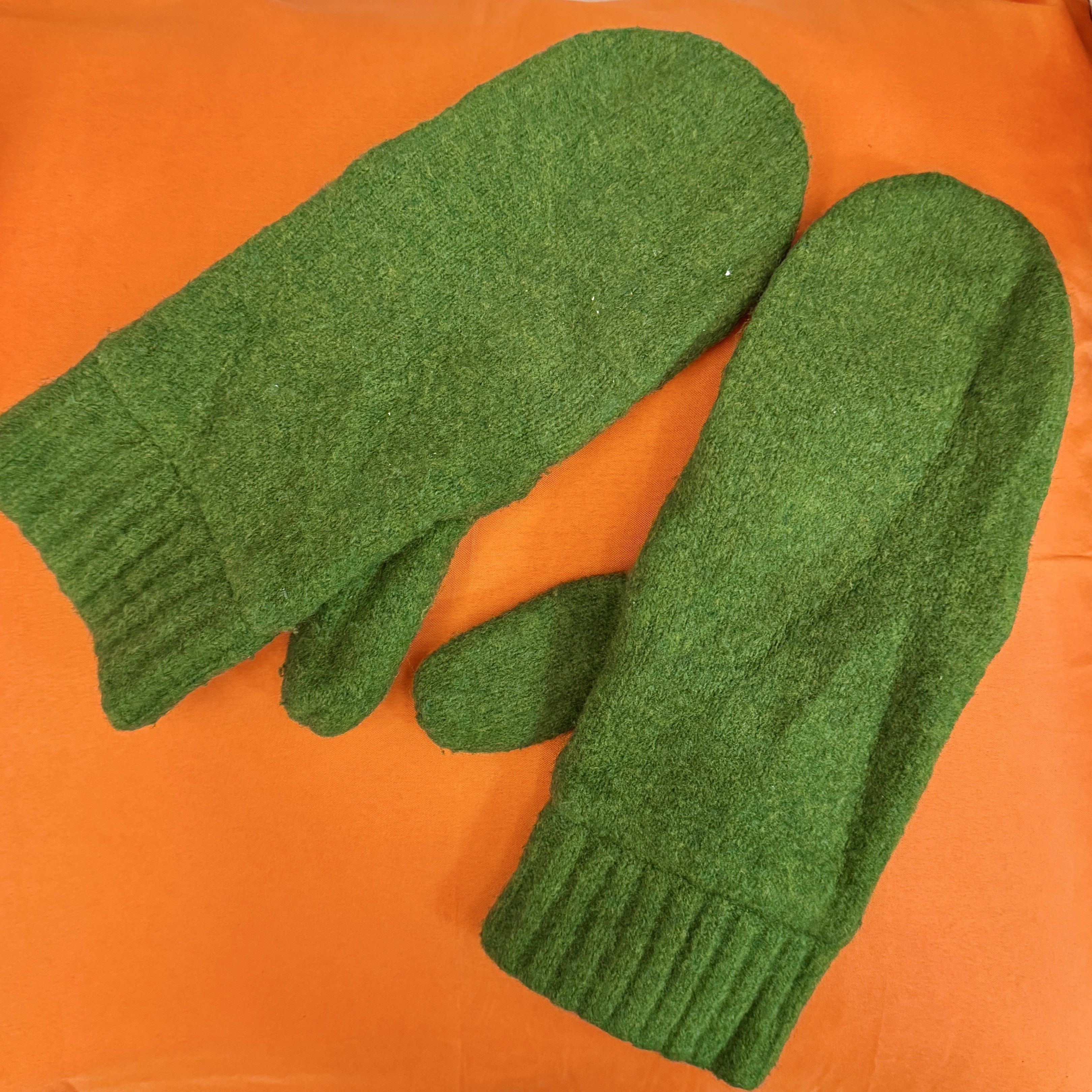 Uniqlo Green Wool Mittens (Category: Coats, Jackets and Outerwear) located in Muntinlupa City. Submitted by readthedetails (Listing ID 1421390311, Image 1). Description: - Green wool mittens - Ribbed cuff design - Separate thumb section.