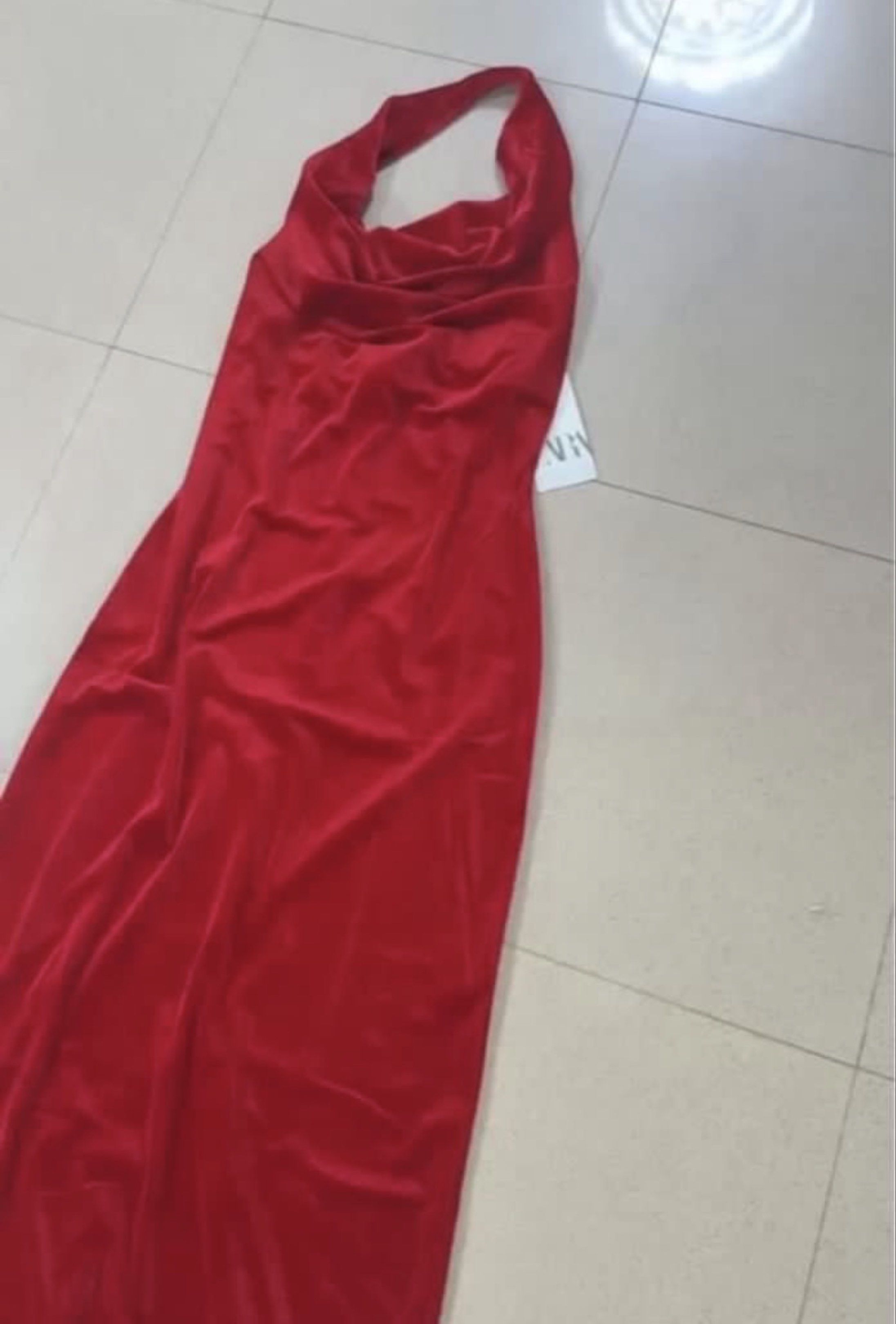 ZARA Red Velvet Halter Maxi Dress – Valentine’s Date Night / Formal (Category: Dresses) located in Cebu City. Submitted by morzen.ph (Listing ID 1421336416, Image 3). Description: Selling this stunning ZARA red velvet dress — the ultimate Valentine’s date-night piece 💌✨ Features a flattering halter neckline with draped cowl front and a sleek body-skimming maxi silhouette that looks expensive in photos. Why you’ll love it: • ❤️ Perfect Valentine’