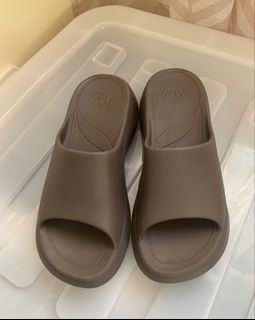 (Category: ) located in . Submitted by Brandedpreloved (Listing ID 1421393434, Image 1). Description: .
