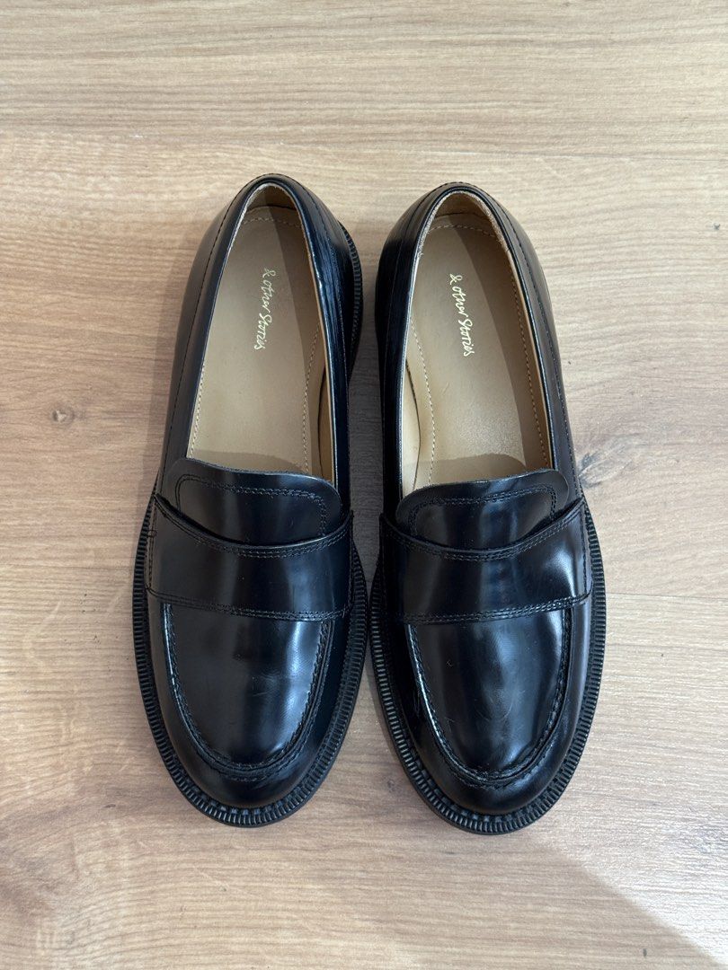& Other Stories Leather Loafers Black (Category: Loafers) located in Paranaque City. Submitted by prebymoi (Listing ID 1421503293, Image 2). Description: & Other Stories Leather Loafers in Black - great condition Size EU 36/US 5 Bought for ₱7k Worn 3x Made from genuine cowhide leather RFS: tried to make it work but wrong size for me PAYO basis MOP - GCash or BPI Shipping ℅ buyer - GoGo Xpress nationwide Grab Express/Lalamove available within Metr