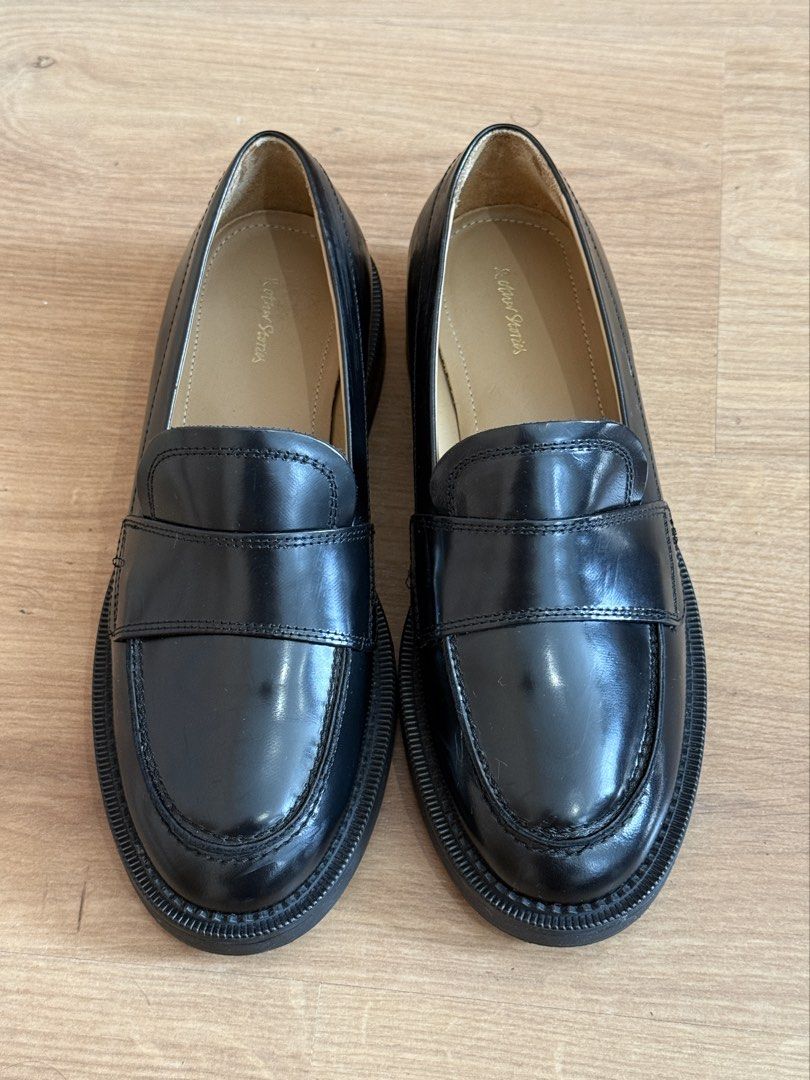 & Other Stories Leather Loafers Black (Category: Loafers) located in Paranaque City. Submitted by prebymoi (Listing ID 1421503293, Image 3). Description: & Other Stories Leather Loafers in Black - great condition Size EU 36/US 5 Bought for ₱7k Worn 3x Made from genuine cowhide leather RFS: tried to make it work but wrong size for me PAYO basis MOP - GCash or BPI Shipping ℅ buyer - GoGo Xpress nationwide Grab Express/Lalamove available within Metr