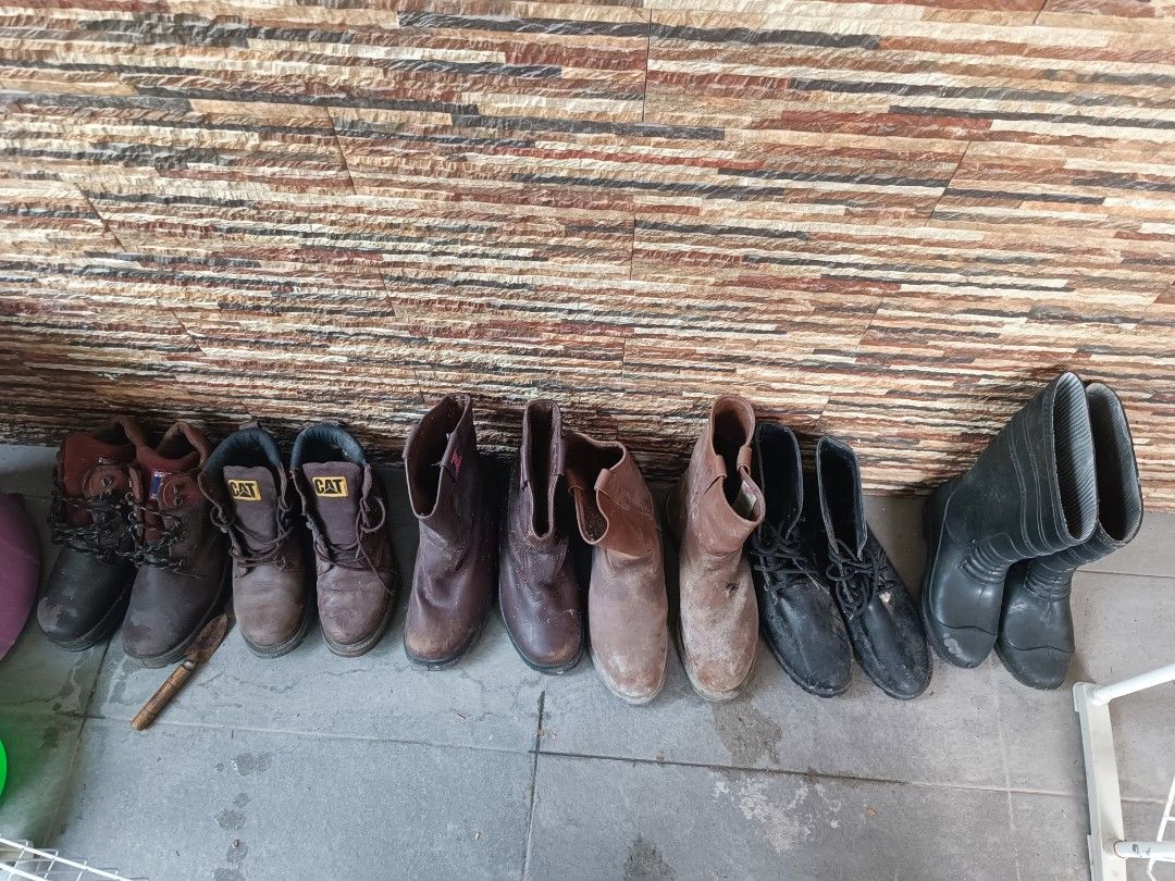 Assorted Work Boots (Category: Boots) located in Kuala Lumpur. Submitted by wnafi3z (Listing ID 1421491249, Image 1). Description: - Work boot collection - Various styles and colors available - Materials: Leather and rubber - Styles: Laced and slip-on - Brands: CAT and others - Condition: Used size ad 9/10 all in nk jual Kotor sikit kene cuci self pickup.