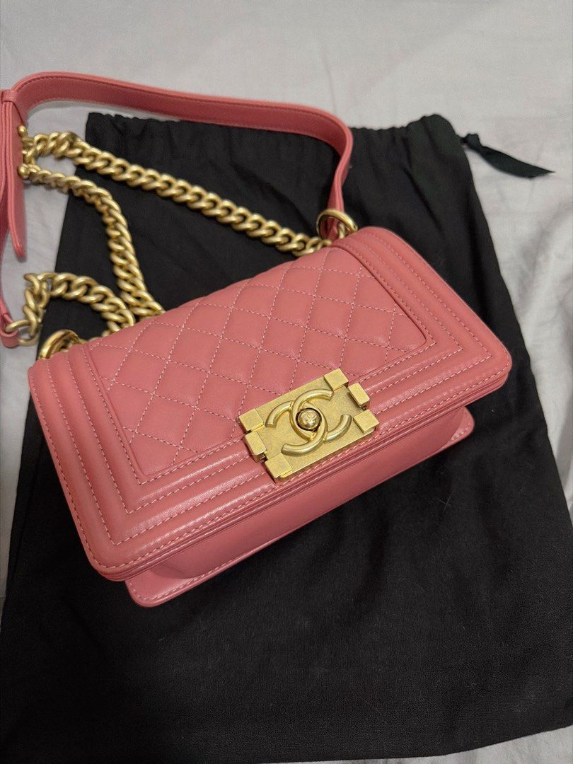 Chanel Boy 手袋 （分類：手袋及銀包）位於 Hong Kong。 由 mm7788 提交（商品編號 1421588011，圖片 1）。簡介： Boy Chanel 手袋附帶防塵袋,有卡有單，專門店購買，價錢可議。