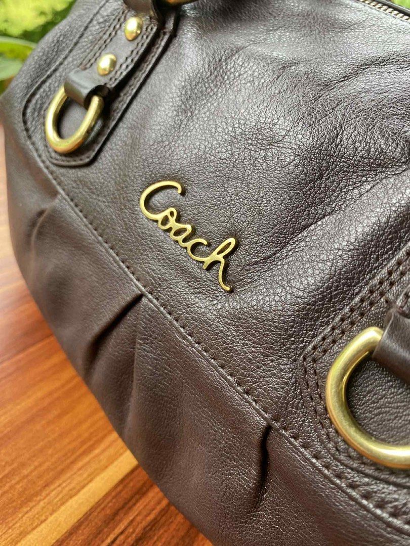 COACH handbag (Category: Luxury Bags & Wallets) located in Oroquieta. Submitted by quickforest_8a519b (Listing ID 1421520217, Image 3). Description: genuine leather ykk zip,made in china ,coded handy,spacious selected ukay source.