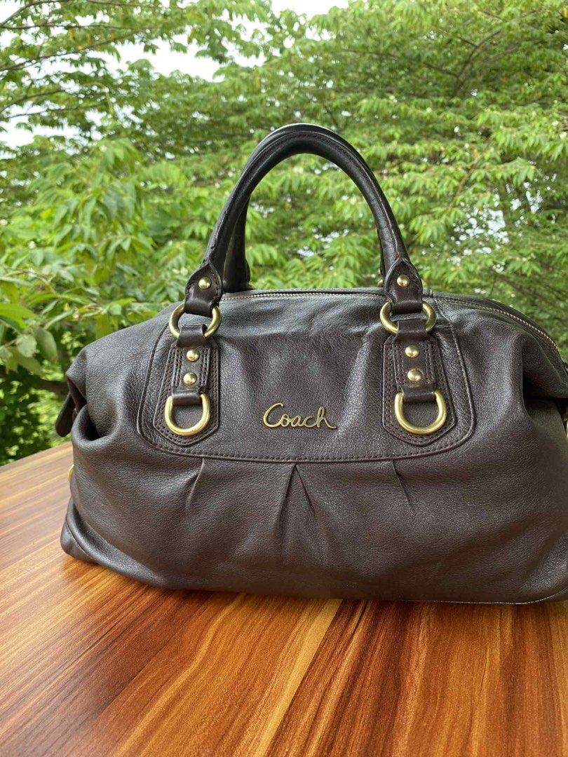 COACH handbag (Category: Luxury Bags & Wallets) located in Oroquieta. Submitted by quickforest_8a519b (Listing ID 1421520217, Image 1). Description: genuine leather ykk zip,made in china ,coded handy,spacious selected ukay source.