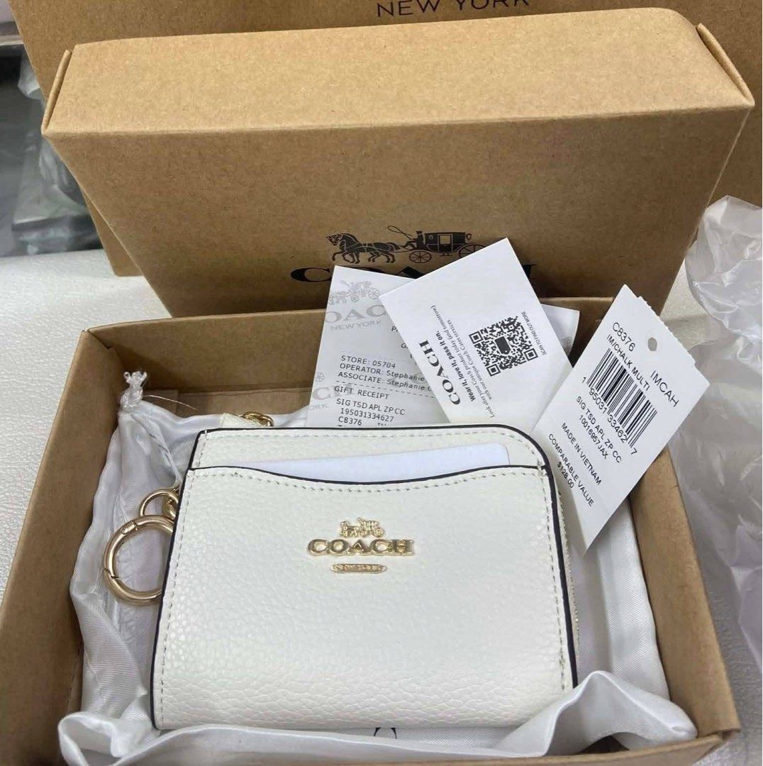 Coach Zip Card Case (Category: Luxury Bags & Wallets) located in Manila. Submitted by vera.prudence (Listing ID 1421490299, Image 1). Description: ☘️ CCH L Zip Cardcase 11.4x7.6x1.3cm P1000 Actual Photo Plus SF.