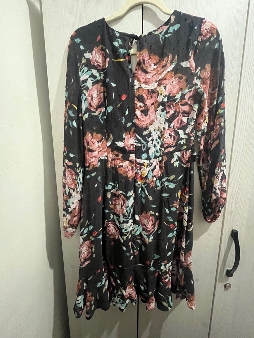 Floral Long Sleeve Dress (Category: Dresses) located in Makati City. Submitted by joycesp (Listing ID 1421509207, Image 2). Description: Elegant long-sleeved dress featuring a beautiful floral pattern. It has a V-neckline with a knot detail at the waist and a tiered ruffle hem. The dress has a keyhole back and a zipper closure..