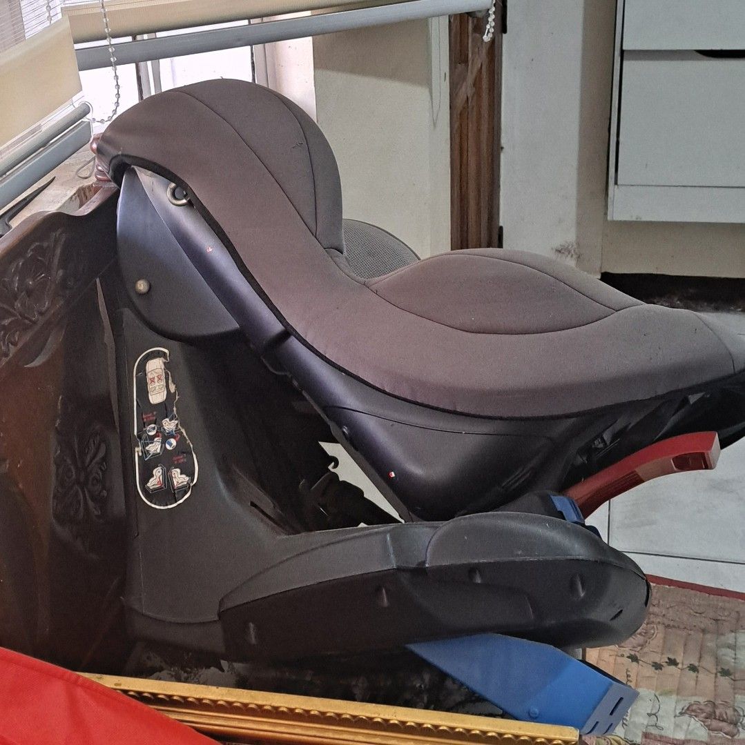 Giant Carrier Car Seat (Category: Car Seats) located in Imus. Submitted by eneri0928 (Listing ID 1421590765, Image 3). Description: - Brand: Giant Carrier - Color: Gray and Black - Features: Padded seat and headrest - Safety: Five-point harness - Design: Adjustable - Base: Sturdy - Suitable for: Young children.