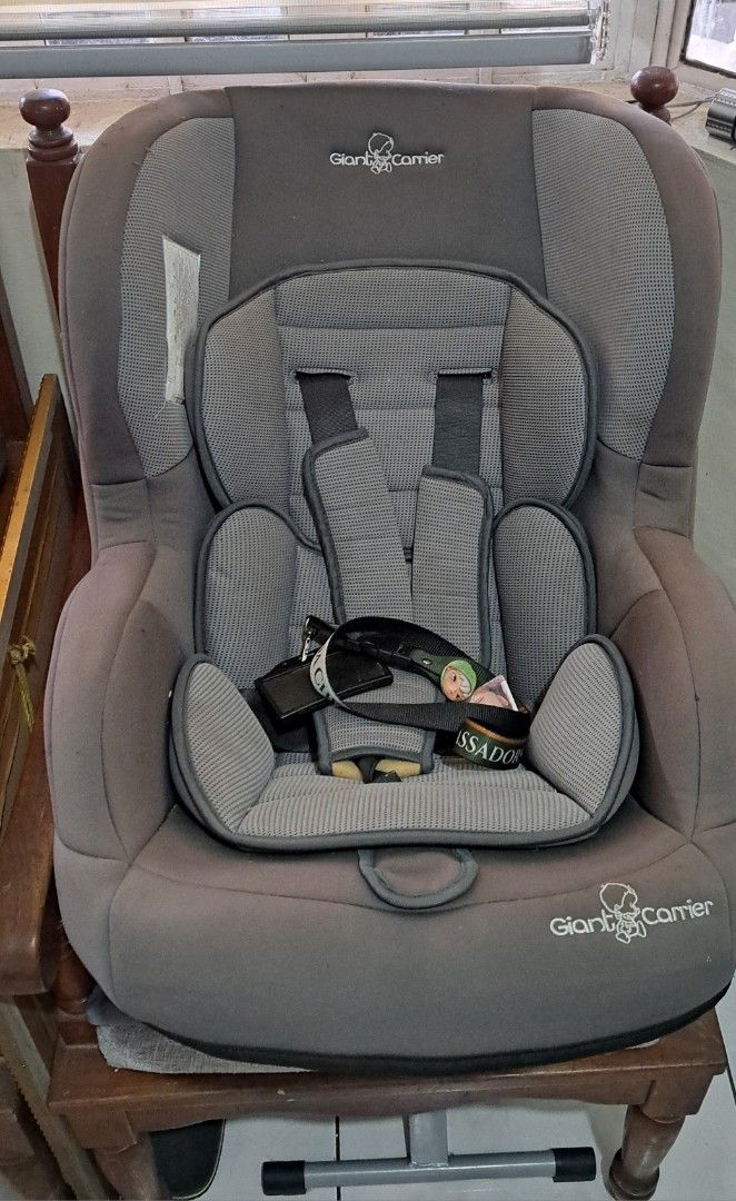 Giant Carrier Car Seat (Category: Car Seats) located in Imus. Submitted by eneri0928 (Listing ID 1421590765, Image 1). Description: - Brand: Giant Carrier - Color: Gray and Black - Features: Padded seat and headrest - Safety: Five-point harness - Design: Adjustable - Base: Sturdy - Suitable for: Young children.