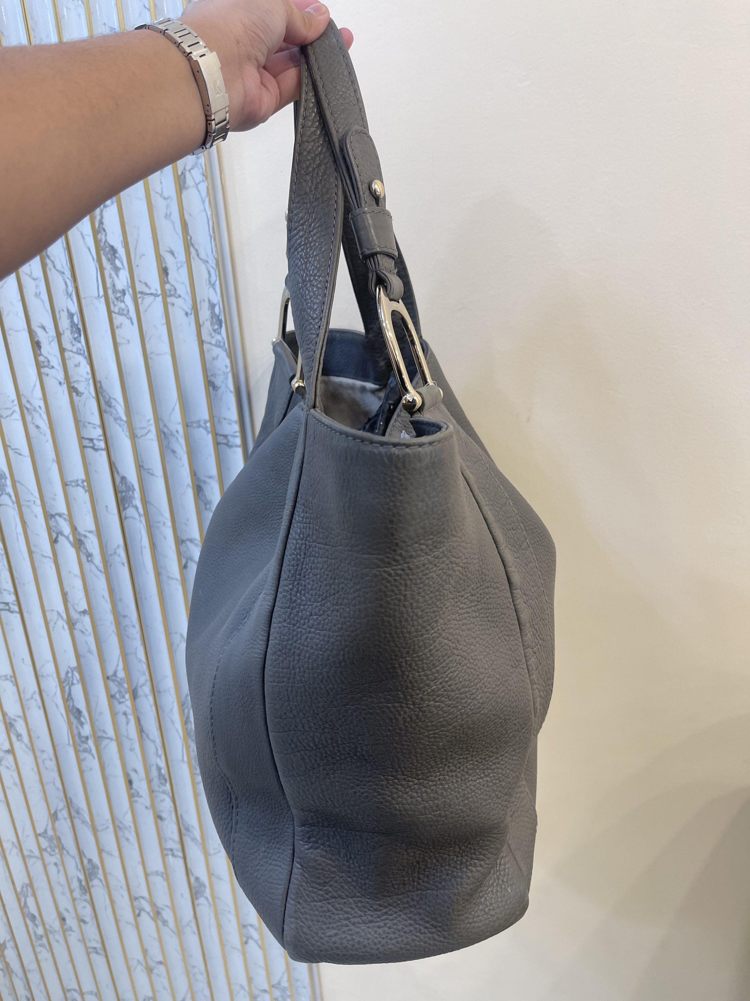 Gucci Grey Leather Hobo Bag (Category: Luxury Bags & Wallets) located in Mandaluyong City. Submitted by cessyca (Listing ID 1421530583, Image 2). Description: Bag only.