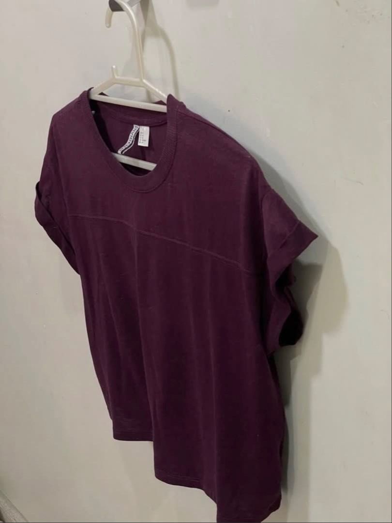 H&M Divided Boxy Tee Semi Crop Top (Category: Shirts) located in Infanta. Submitted by chokimon (Listing ID 1421514609, Image 2). Description: - H&M Divided crop top - Vintage style, Dark purple color - Size: M (Bust 36 to 40) - Features a crew neck - Short sleeves with rolled cuffs - Perfect for casual wear.