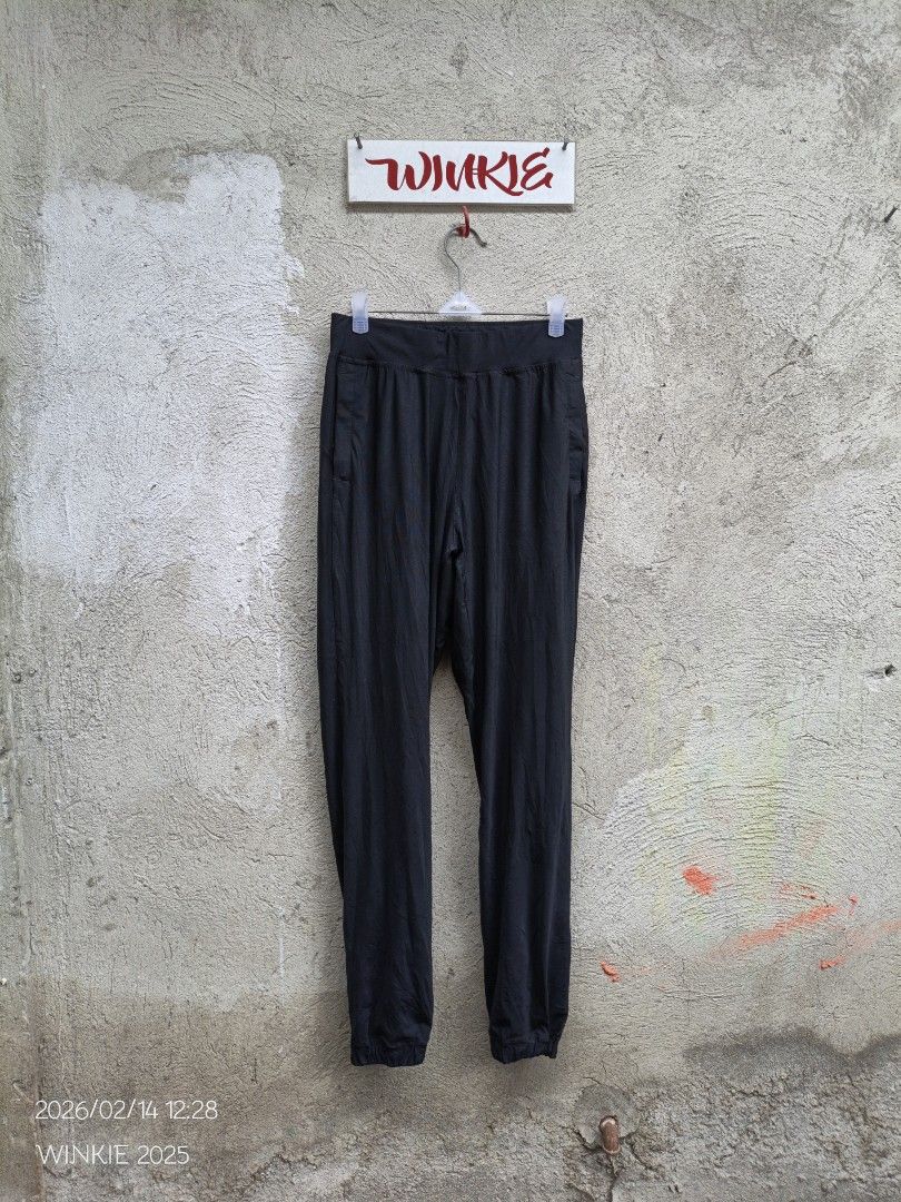 Lululemon Adapted State High-Rise Jogger - Black (Category: Other Bottoms) located in Buenavista. Submitted by lairdmixitems (Listing ID 1421501565, Image 1). Description: - Lululemon Adapted State High-Rise Joggers - Color: Black - Size: 6 - Features: High-rise, zipper pockets - Design: Includes small Lululemon logo - Material: Blend of polyester and lycra - Style: Comfortable fit, suitable for workouts or casual wear.