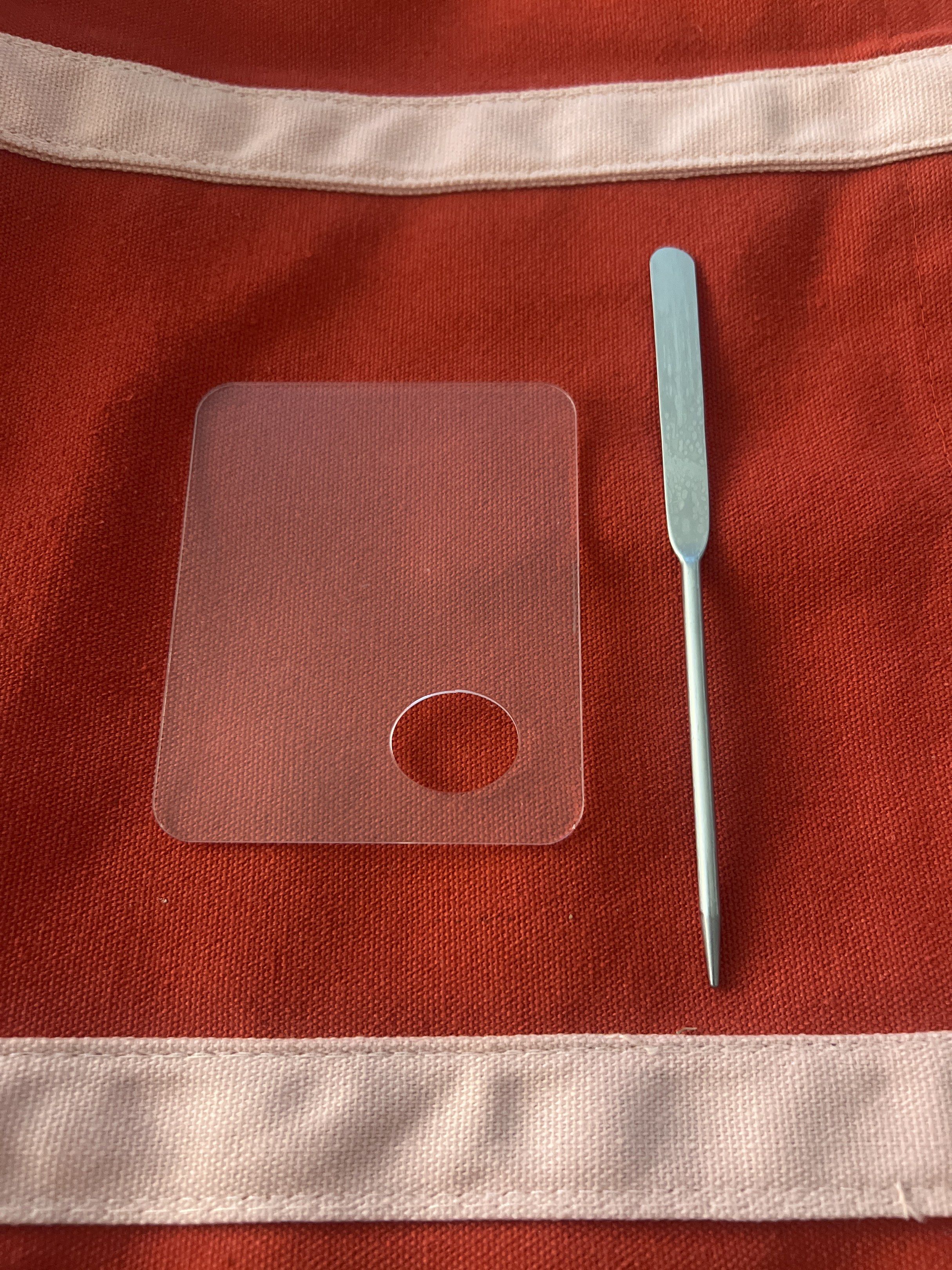 Makeup Palette with Spatula (Category: Makeup) located in Mandaluyong City. Submitted by marxis.333 (Listing ID 1421504341, Image 1). Description: - Clear plastic makeup palette with handle hole - Thin metal spatula with flat end - Ideal for mixing makeup products - Perfect for makeup artists and enthusiasts RFS: Decluttering.