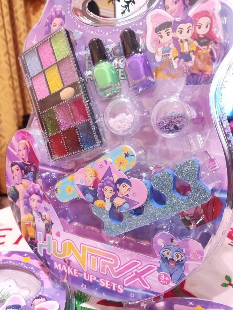 Make-Up Set toy (Category: Makeup) located in Manila. Submitted by gatotsu (Listing ID 1421556511, Image 3). Description: Huntrix Make Up Glam And Glow kids' make up HighQuality Toys⭐⭐⭐ Best Gift Edition 240PHP - Huntrx Makeup Set for Kids! - Includes: Eyeshadow palette, nail polish, nail stickers, and nail decorations. - Designed for ages 3+. - Made with safe, water-soluble materials. - Easy to wash off. - Ideal gift for young girls..