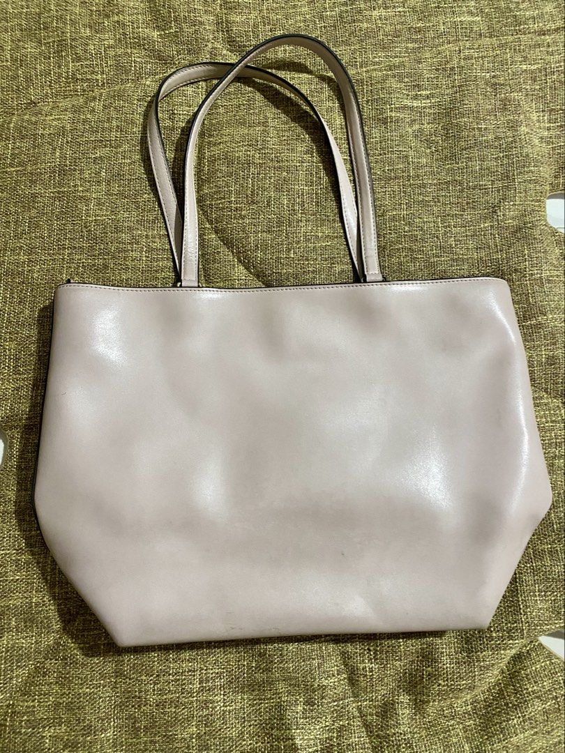 Michael Kors Mott Leather Tote Bag (Category: Luxury Bags & Wallets) located in Makati City. Submitted by eighto8_ (Listing ID 1421605459, Image 2). Description: 💯 Authentic Michael Kors Tote Bag - Bought from U.S Issue: - There are some scratches, peeling and discoloration. Please see photos for reference..