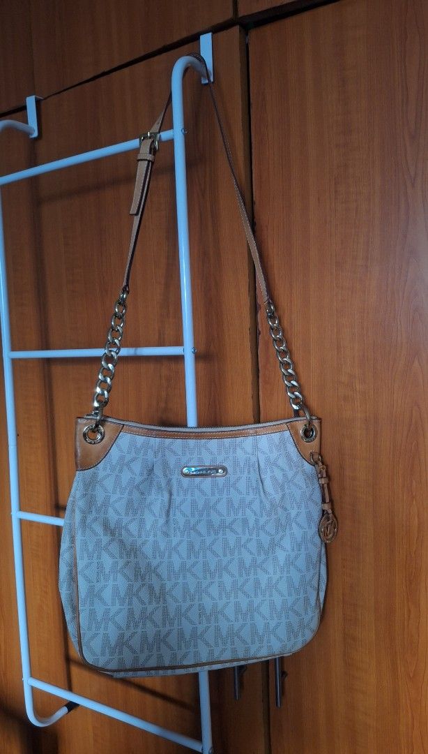 Michael Kors Shoulder Bag (Category: Luxury Bags & Wallets) located in Quezon City. Submitted by jenjv (Listing ID 1421506331, Image 1). Description: includes short strap.
