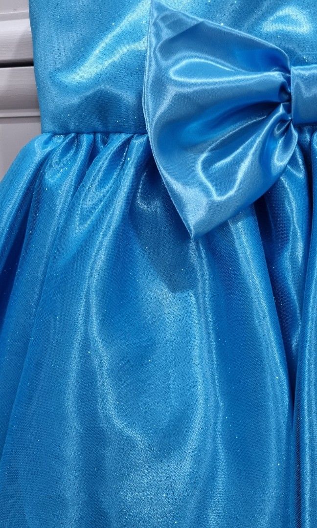 Personal preloved blue gown 6-7 (Category: Babies & Kids Fashion) located in Santa Rosa. Submitted by ronalyn0321 (Listing ID 1421533440, Image 3). Description: Used only for 4 hours for an event With glittery effect Can ship via J&t Location Sta Rosa Laguna No issues excellent condition Fits 6-7 yrs old.