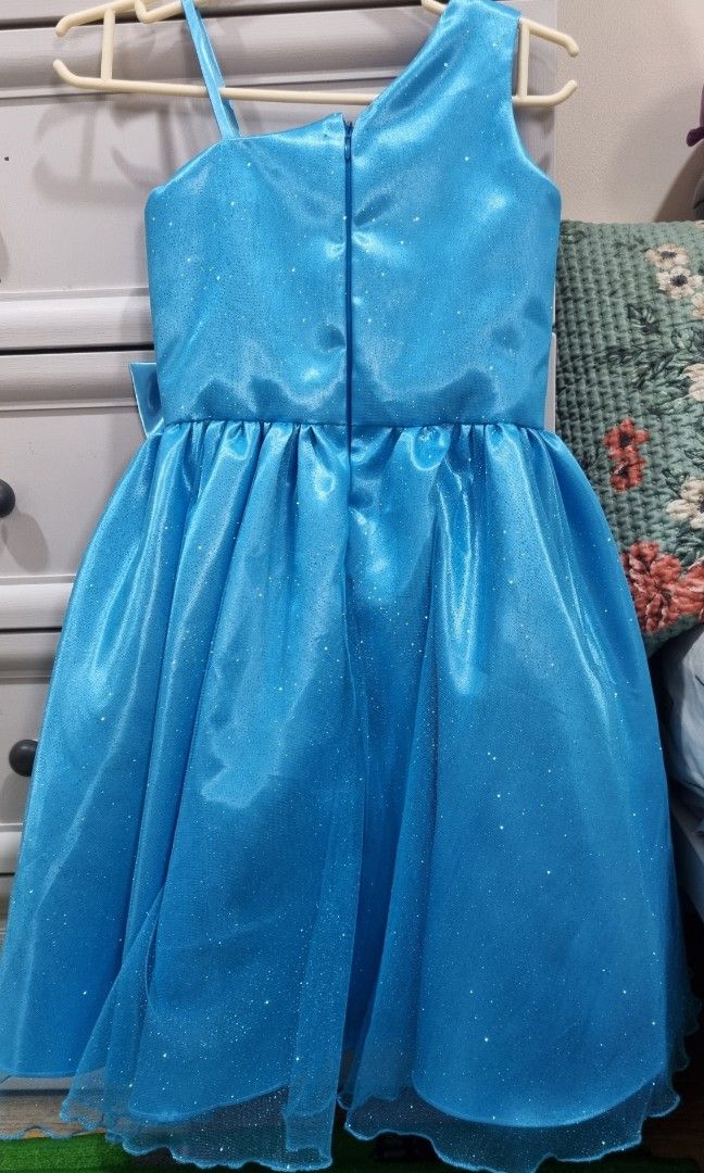 Personal preloved blue gown 6-7 (Category: Babies & Kids Fashion) located in Santa Rosa. Submitted by ronalyn0321 (Listing ID 1421533440, Image 2). Description: Used only for 4 hours for an event With glittery effect Can ship via J&t Location Sta Rosa Laguna No issues excellent condition Fits 6-7 yrs old.