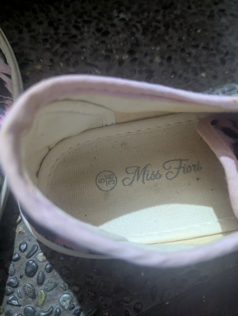 Pre loved animal print sneakers (Category: Sneakers) located in Quezon City. Submitted by mjmixedbag (Listing ID 1421545598, Image 3). Description: pre loved size uk 5 or usa 7.