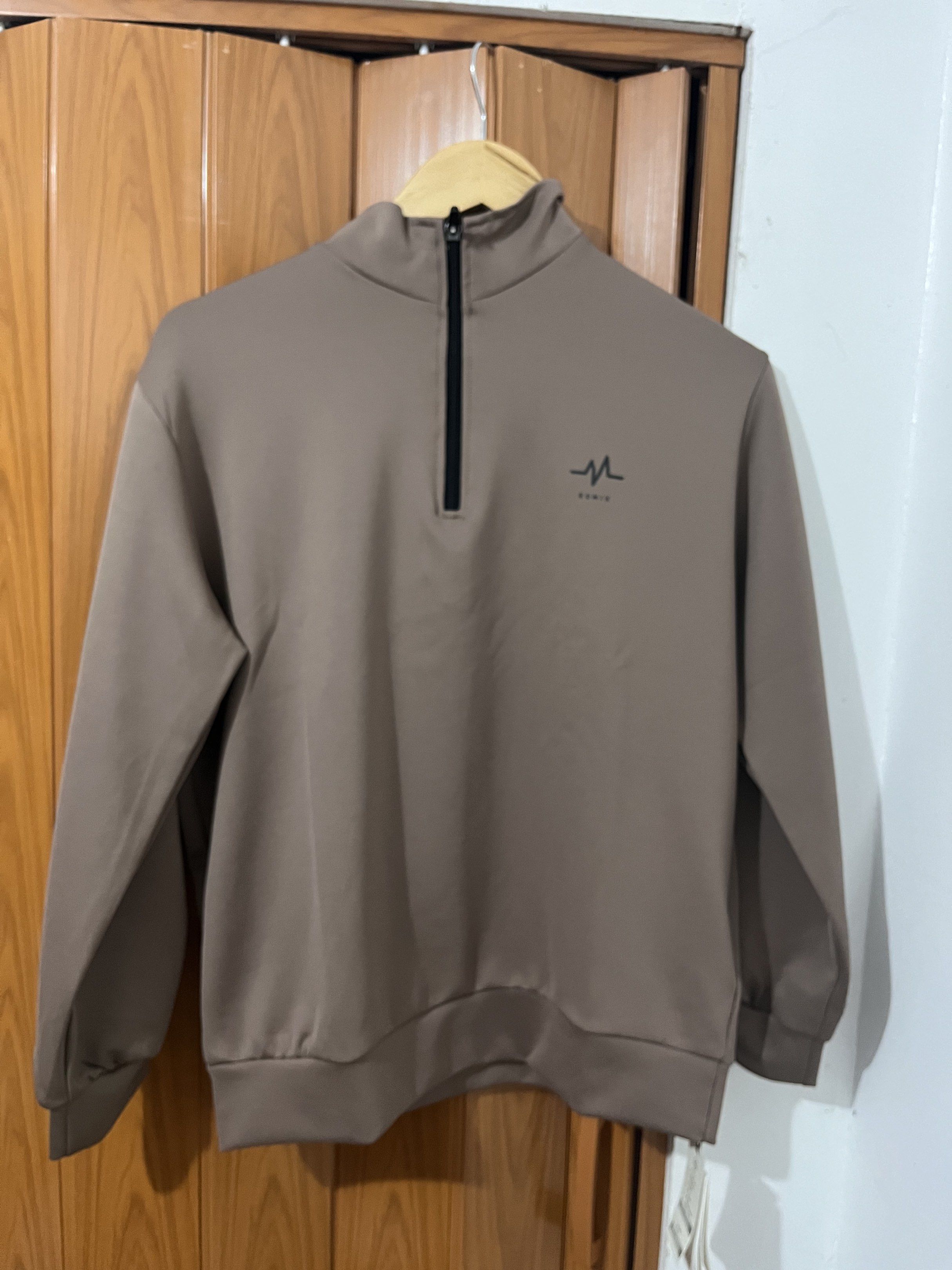 Unisex ROMIX Cocoa Sweatshirt Quarterzip (Category: Coats, Jackets and Outerwear) located in Cavite. Submitted by engkayding15 (Listing ID 1421543626, Image 1). Description: - Width Relaxed fit 22” L25” Price on tag: 39,00won /₱1500 ROMIX cocoa-colored sweatshirt - Half-zip closure - ROMIX logo on chest - Black stripes on sleeves - New with original price tag - Ribbed hem and cuffs - Size not specified.