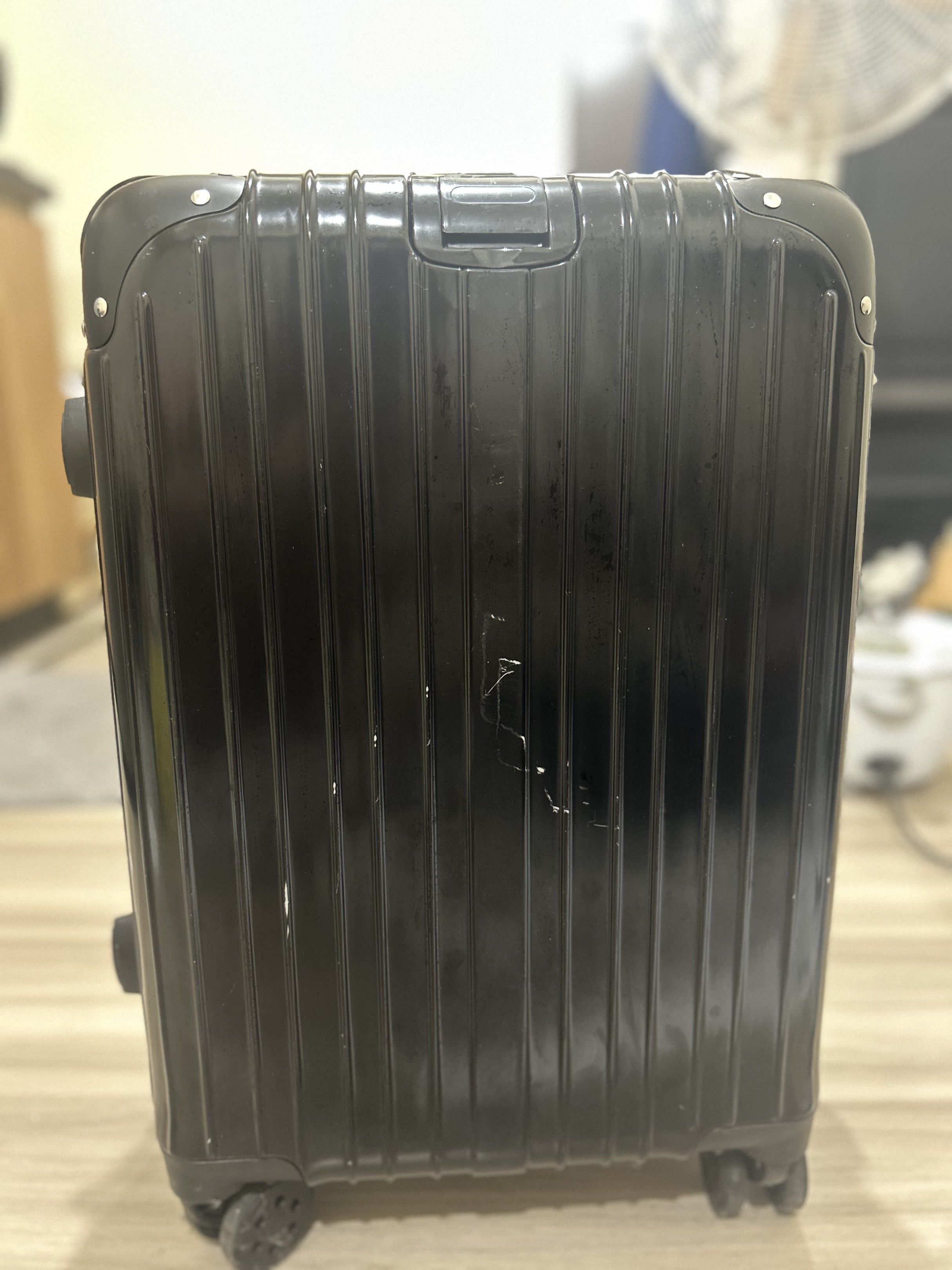 Seachoice Carry On Luggage Black (Category: Luggage) located in Makati City. Submitted by declutterwithella (Listing ID 1421565402, Image 3). Description: Brand: Seachoice Material: ABS+PC Color: Black Flaw: Scratches and may zipper na hindi ko alam saan nakalagay kasi complete naman sa loob and labas Well used, 3x nacheck in sa international, 2x sa local, buo pa naman. Lightweight, smooth ang gulong. RFS: bought a new one and hindi ko na kailang
