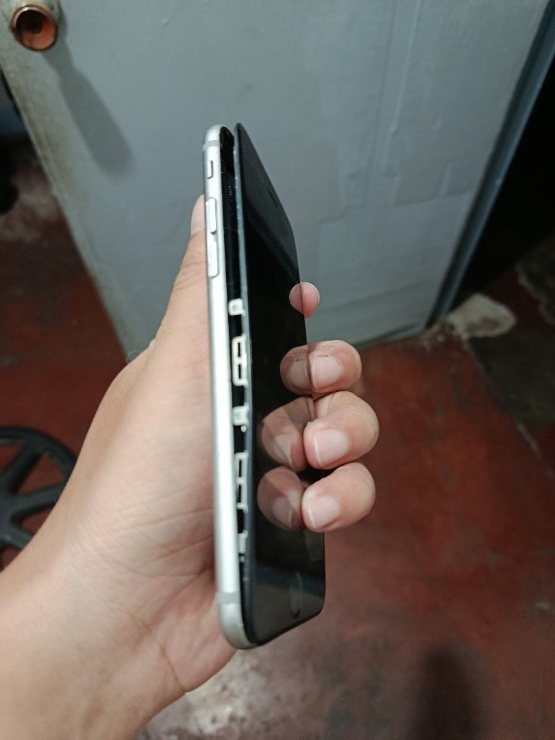 Sira iphone 6 defective (Category: iPhone 6 Series) located in Manila. Submitted by dollarcash_34 (Listing ID 1421549229, Image 2). Description: - iPhone 6 (Silver) - 32GB Storage - Defective unit - Visible damage as shown in photos - Ideal for parts or repair - Meetup available in Manila magkano offer niyo? pm me.