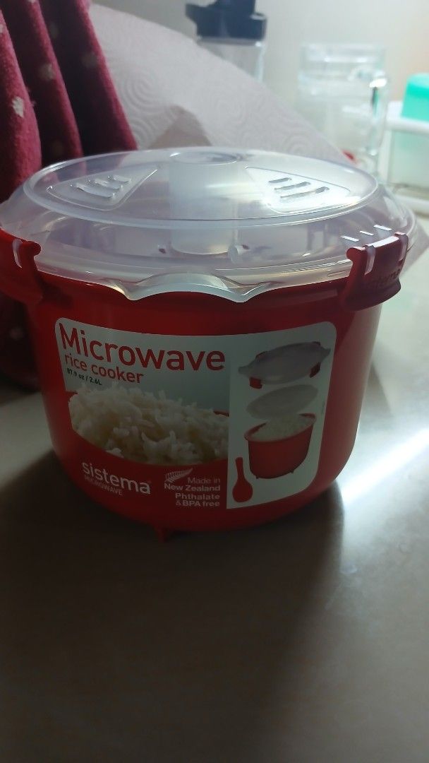 Sistema Microwave Rice Cooker (Category: Cookers) located in Imus. Submitted by dahdahlicious (Listing ID 1421553839, Image 3). Description: Sistema microwave rice cooker. Designed to cook rice, quinoa, and other grains in the microwave. Features a pressure chamber plate, locking clips, and a steam vent. BPA-free and dishwasher-safe. Includes a rice spoon and instructions..