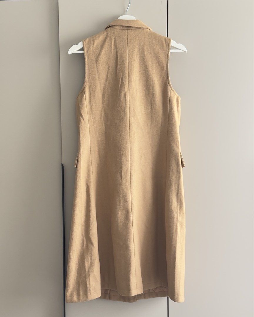Sleeveless trenchcoat (Category: Coats, Jackets and Outerwear) located in Makati City. Submitted by clothique.ph (Listing ID 1421458726, Image 3). Description: Brandnew Fits to small frame Small on tag .