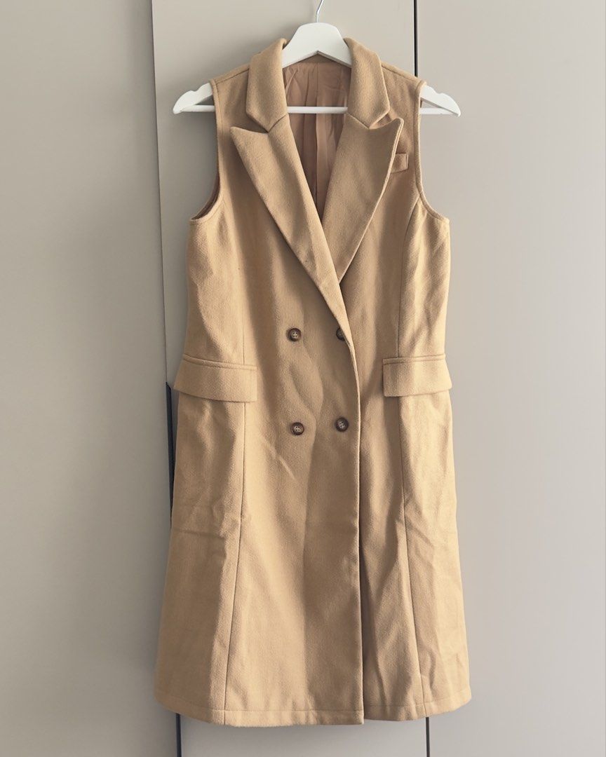 Sleeveless trenchcoat (Category: Coats, Jackets and Outerwear) located in Makati City. Submitted by clothique.ph (Listing ID 1421458726, Image 2). Description: Brandnew Fits to small frame Small on tag .
