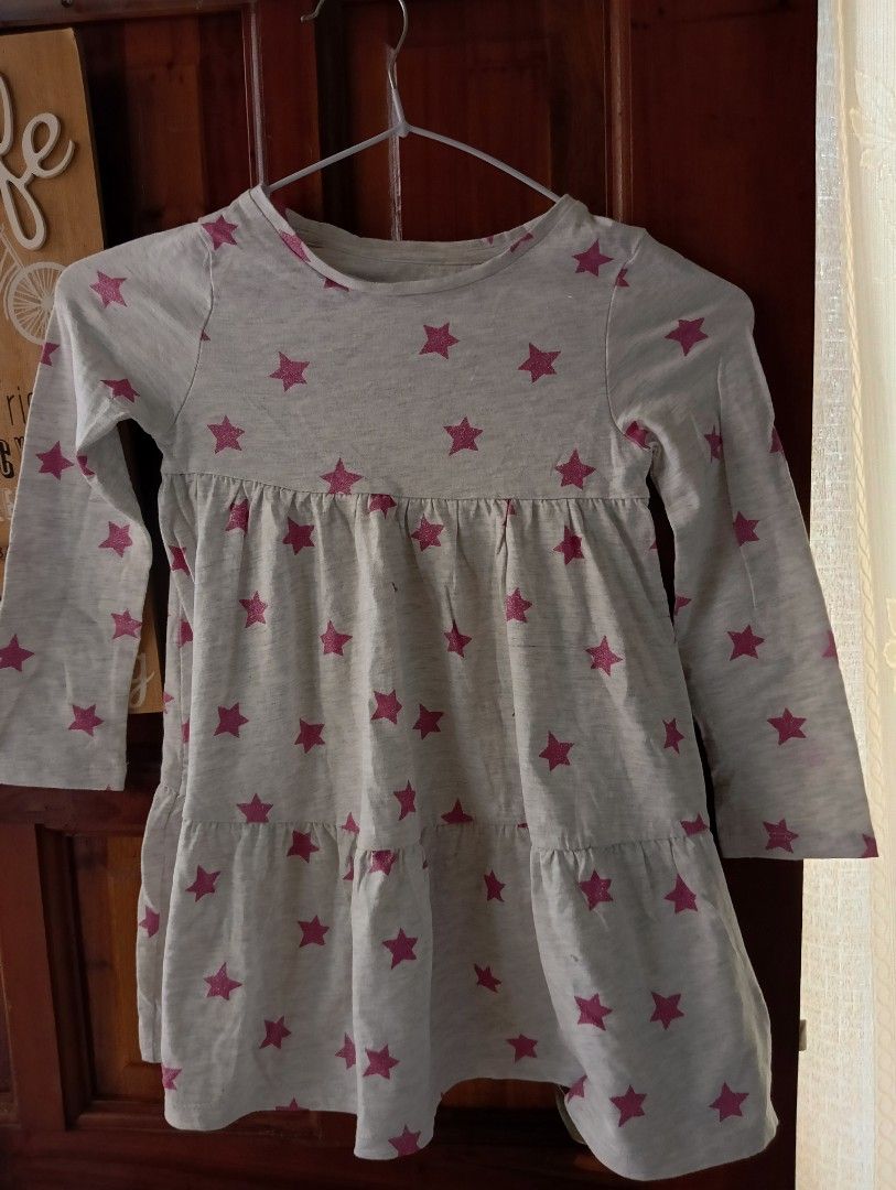 Star Print Dress (Category: Babies & Kids Fashion) located in Santa Rosa. Submitted by amiraamara (Listing ID 1421526718, Image 1). Description: - Gray dress with pink star print - Features long sleeves - Tiered skirt design - Perfect for girls - Dress is currently on a hanger.
