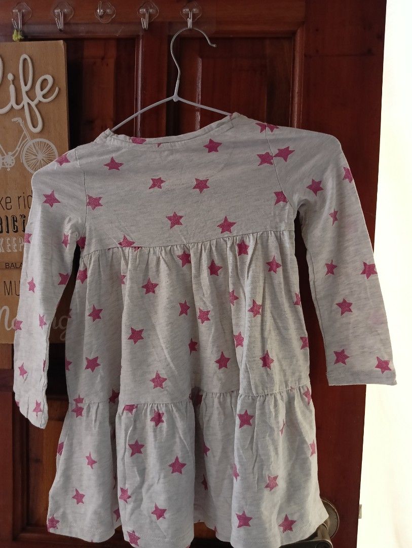 Star Print Dress (Category: Babies & Kids Fashion) located in Santa Rosa. Submitted by amiraamara (Listing ID 1421526718, Image 2). Description: - Gray dress with pink star print - Features long sleeves - Tiered skirt design - Perfect for girls - Dress is currently on a hanger.