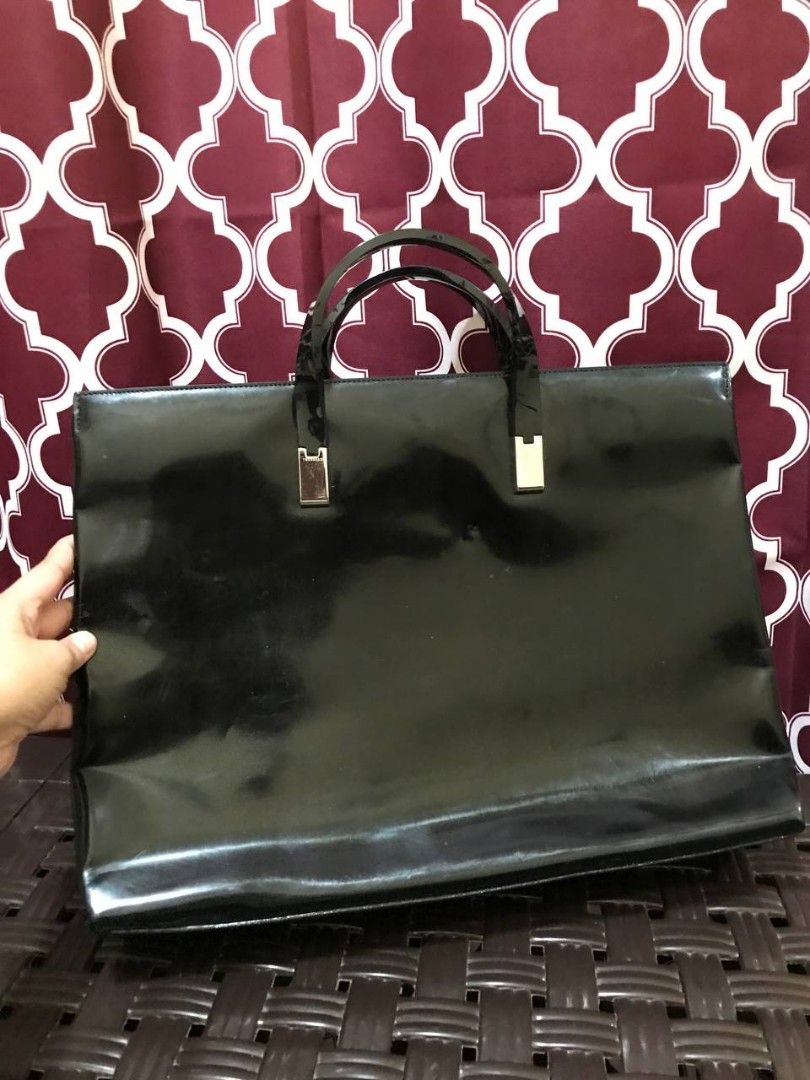 TRUSSARDI GLOSSY BAG (Category: Luxury Bags & Wallets) located in Ilagan. Submitted by luckyjapancollection (Listing ID 1421591770, Image 3). Description: - TRUSSARDI Glossy Crossbody Bag - Sleek black color - Features a glossy finish - Includes a crossbody strap - Spacious interior - Stylish and versatile design -98000 Yen.