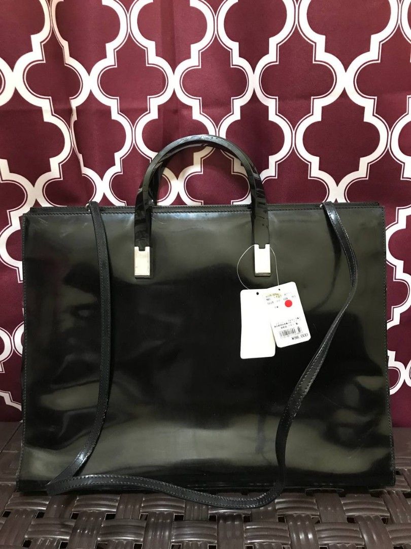 TRUSSARDI GLOSSY BAG (Category: Luxury Bags & Wallets) located in Ilagan. Submitted by luckyjapancollection (Listing ID 1421591770, Image 1). Description: - TRUSSARDI Glossy Crossbody Bag - Sleek black color - Features a glossy finish - Includes a crossbody strap - Spacious interior - Stylish and versatile design -98000 Yen.