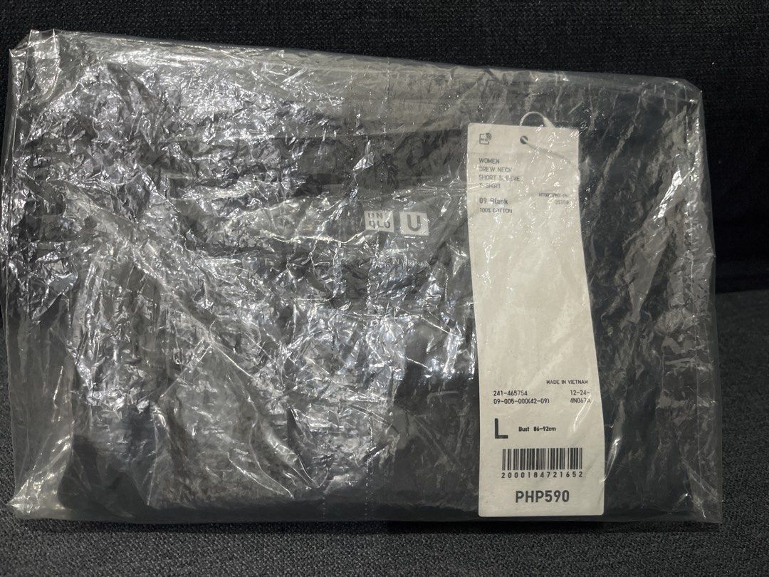 UNIQLO CREW NECK TSHIRT L/S (Category: Shirts) located in Pasig City. Submitted by missclaud.essentials (Listing ID 1421596176, Image 1). Description: Brand new.