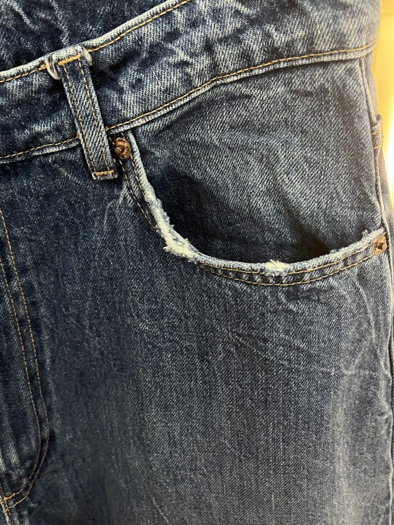 Zara Blue Barrel Jeans (Denim) (Category: Jeans) located in Pasay City. Submitted by psychhhh (Listing ID 1421569690, Image 2). Description: -bought from orange app -condition: like new, used once only -zara (o v errr un) -size 36.