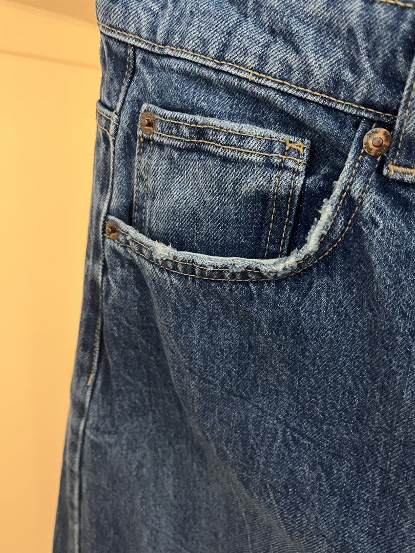Zara Blue Barrel Jeans (Denim) (Category: Jeans) located in Pasay City. Submitted by psychhhh (Listing ID 1421569690, Image 3). Description: -bought from orange app -condition: like new, used once only -zara (o v errr un) -size 36.