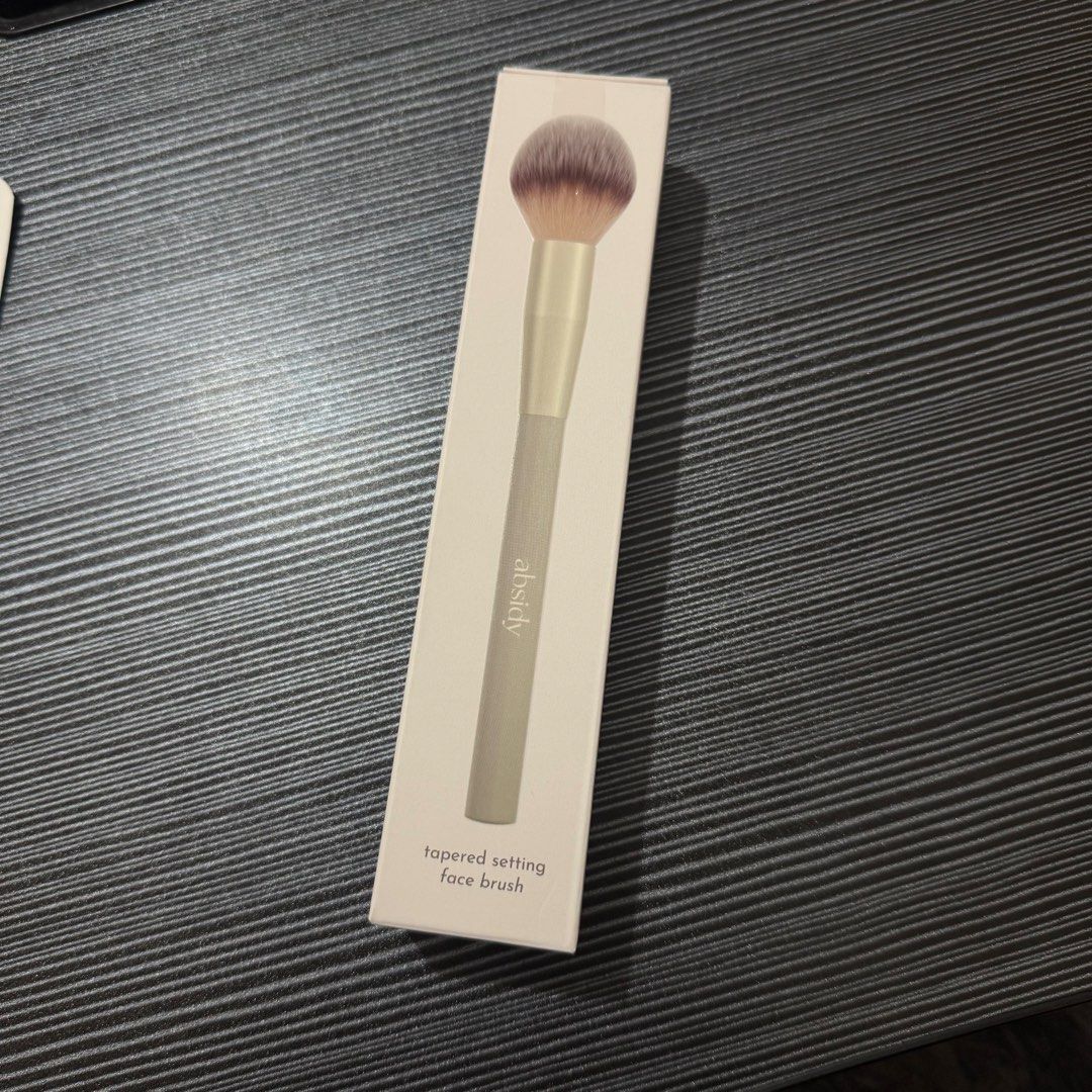 Absidy Tapered Setting Face Brush (Category: Makeup) located in Tuba. Submitted by rawr.club (Listing ID 1421640070, Image 1). Description: - Absidy Tapered Setting Face Brush - Designed for all-over setting - Suitable for liquids, creams, and powders - Made with premium quality, vegan bristles - Provides a smooth, natural finish - 100% vegan and cruelty-free Shipping via J&T.