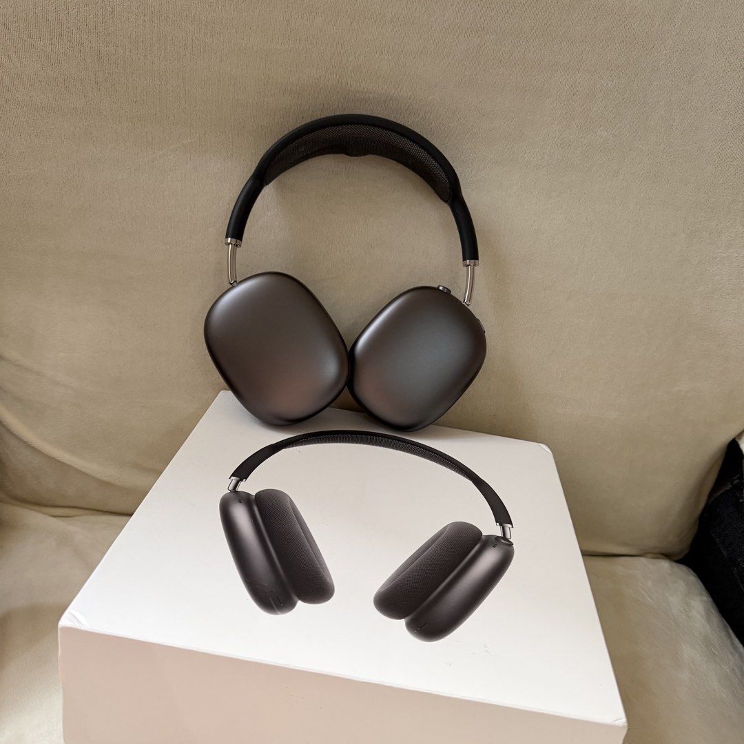 Apple AirPods Max V1 - Midnight (Category: Headphones & Headsets) located in Manila. Submitted by pinkkitkat (Listing ID 1421789734, Image 2). Description: - Apple AirPods Max in Space Gray - Includes original box and carrying case - Stainless steel frame and breathable knit mesh canopy - Digital crown for volume control - Active noise cancellation - Anodized aluminum earcups - Removable and magnetic ear cushions ISSUE: Ear cushion replaced. .