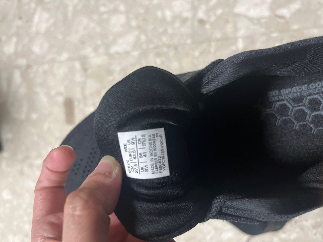 Asics Gel-Kayano 28 Black Running Shoes (Category: Sneakers) located in Singapore. Submitted by harinderpa67698 (Listing ID 1421739556, Image 1). Description: Brand new!! Must go!!!.