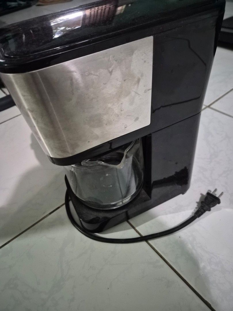 Blakk Coffee Maker (Category: Coffee Machines & Makers) located in Manila. Submitted by akbllng (Listing ID 1421706795, Image 2). Description: - Brand: Blakk - Design: Stainless steel and black - Includes: Glass carafe and power cord - Condition: Good working condition - Perfect for your morning coffee RFS: Decluttering. Item is in Bataan. Buyer must be willing to wait. Need time to retrieve the item from Bataan to Manila, unless buyer is in Bata