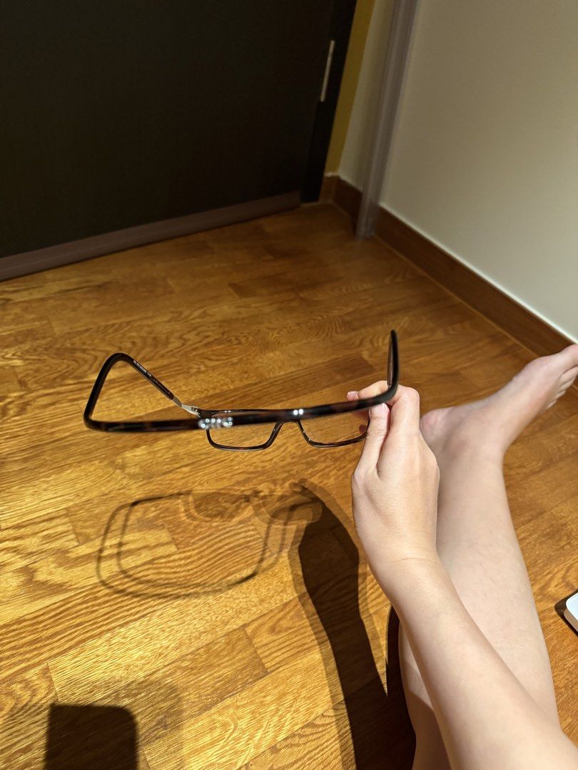 Clic executive reader (Category: Sunglasses & Eyewear) located in Singapore. Submitted by smallbakchoy (Listing ID 1421775199, Image 2). Description: - Clic Executive Readers - Magnetic front connection - Classic tortoise shell frame - Stylish design.
