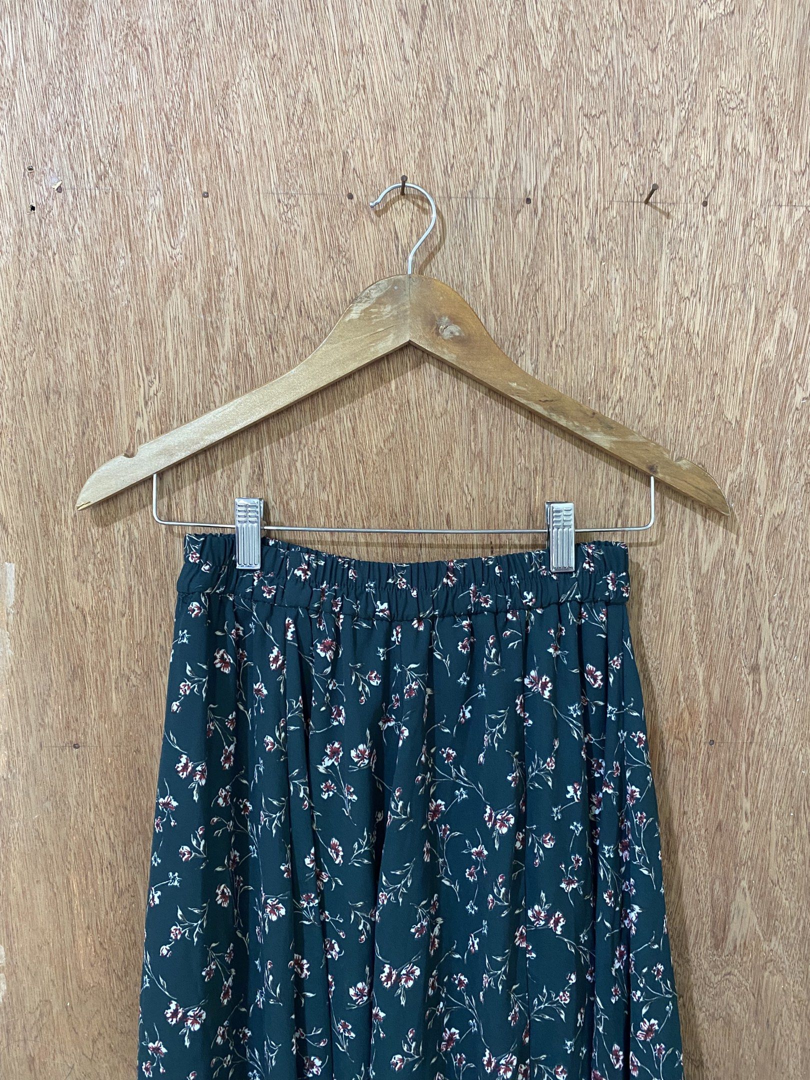 Floral Maxi Skirt (Category: Skirts) located in Guimba. Submitted by xeeeyaaaah (Listing ID 1421621751, Image 2). Description: - Dark green maxi skirt with floral pattern - Comfortable elastic waistband - Flowy, lightweight fabric - Ideal for warm weather - Versatile for various outfits.