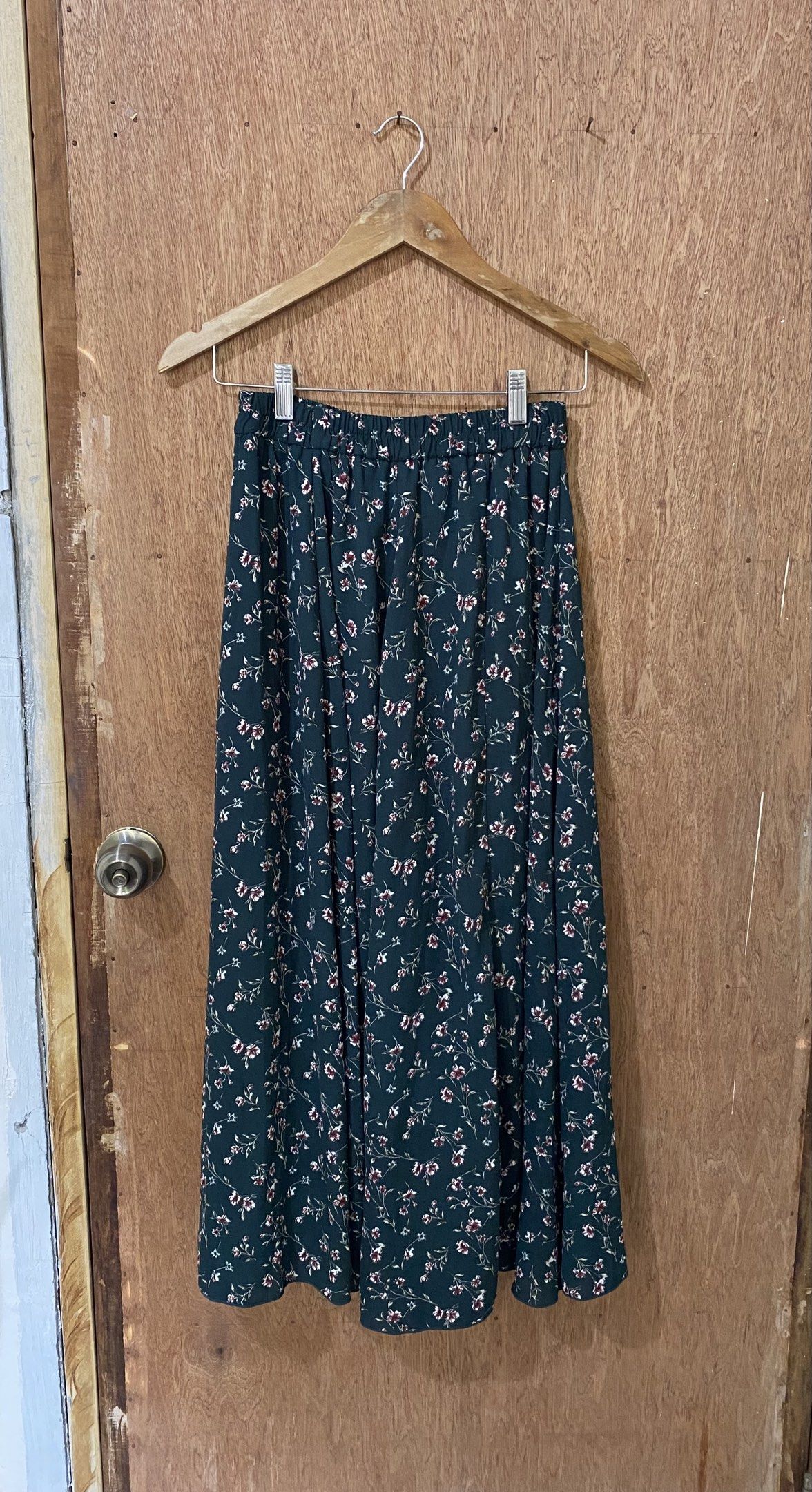Floral Maxi Skirt (Category: Skirts) located in Guimba. Submitted by xeeeyaaaah (Listing ID 1421621751, Image 1). Description: - Dark green maxi skirt with floral pattern - Comfortable elastic waistband - Flowy, lightweight fabric - Ideal for warm weather - Versatile for various outfits.