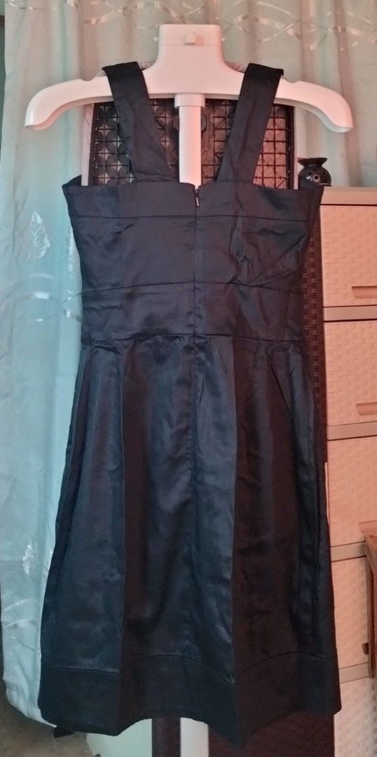 French Connection Black Dress Size 8 (Category: Dresses) located in Dagupan City. Submitted by johncy2729 (Listing ID 1421745981, Image 2). Description: - French Connection black dress - Size 8 - Flattering silhouette - Fitted bodice - Flared skirt - Thick straps - Back zipper closure - Made with modal, cotton, and elastane blend This is part of our Balikbayan packages from abroad. Flaw/Flaws will be stated, otherwise, item is in pristine and wea
